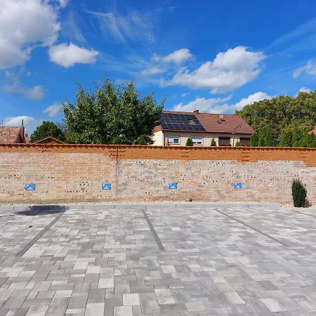 Linden Apartman 104 - Adults Only Mosonmagyarovar Luaran gambar
