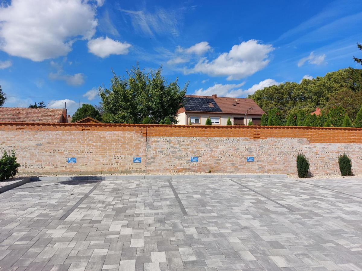 Linden Apartman 104 - Adults Only Mosonmagyarovar Luaran gambar